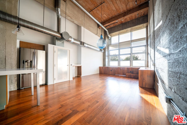 530 S Hewitt Street, Los Angeles CA: https://media.crmls.org/mediaz/8dc43471-ec6e-41a0-9762-61abf8f4dcae.jpg