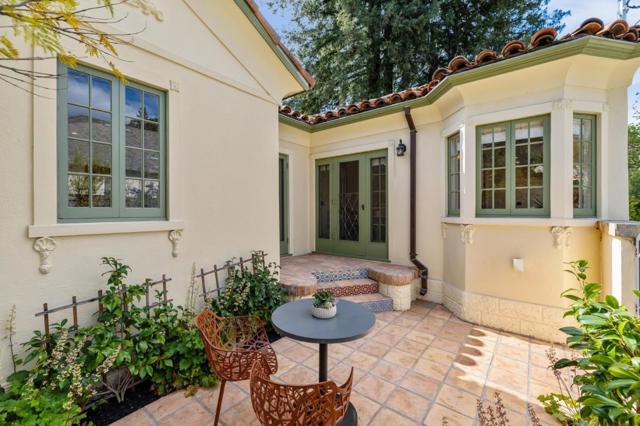 957 University Drive, Menlo Park CA: https://media.crmls.org/mediaz/8dc49575-acb7-40dd-86ef-7b33ada557c5.jpg