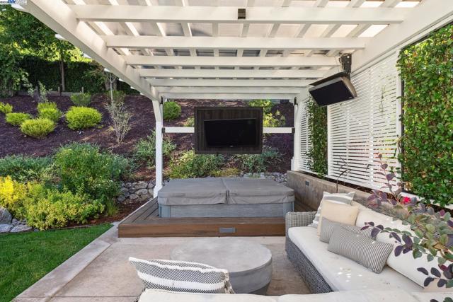 2621 Royal Oaks Dr, Alamo CA: https://media.crmls.org/mediaz/8dc49c5d-1e53-4d44-9422-8aac1aa6d7b3.jpg