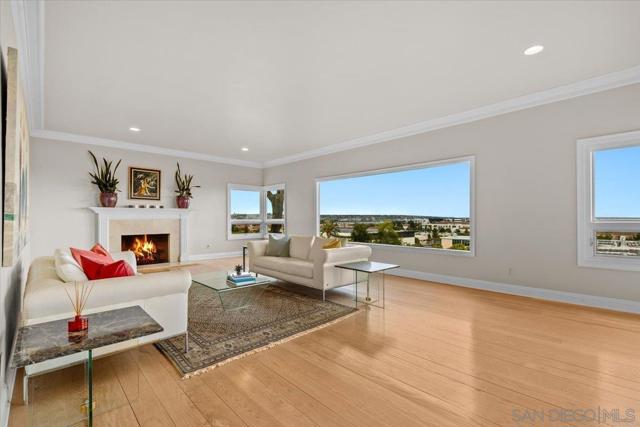 2205 Locust St, San Diego CA: https://media.crmls.org/mediaz/8dc4f321-a9a3-4852-80d0-819a1560d159.jpg