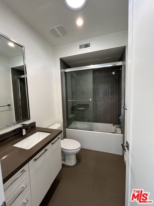 14822 Magnolia Boulevard, Sherman Oaks CA: https://media.crmls.org/mediaz/8dc5139a-15d2-41f4-b937-8993d43c3385.jpg