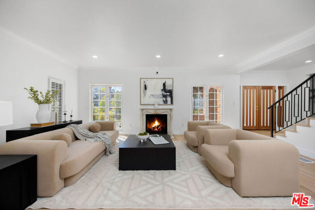 832 S Plymouth Boulevard, Los Angeles CA: https://media.crmls.org/mediaz/8dc567f9-567b-44aa-b2a8-1aa007bcb639.jpg