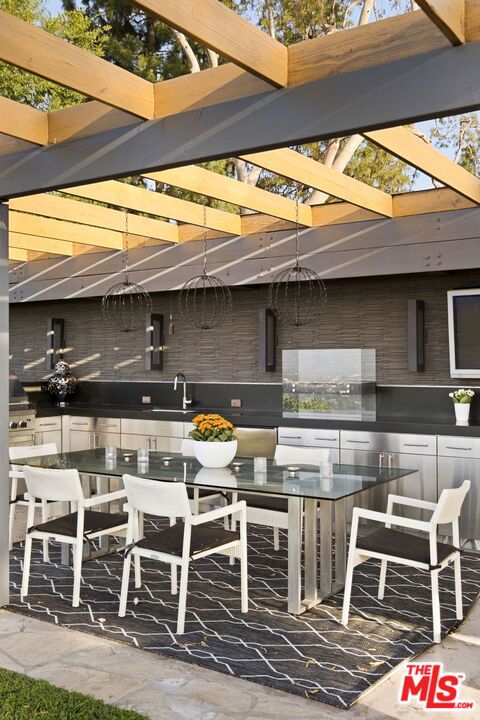 11531 Amanda Drive, Studio City CA: https://media.crmls.org/mediaz/8dc5b991-8c76-4e04-acae-4b61e95d96c4.jpg