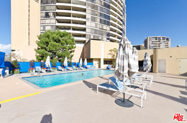 4316 Marina City Drive, Marina del Rey CA: https://media.crmls.org/mediaz/8dc75058-878f-47c6-9e8e-3ae3f4a29190.jpg