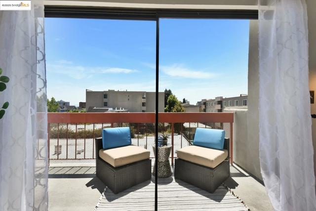 245 Perkins ST, Oakland CA: https://media.crmls.org/mediaz/8dc8a3e1-ebb5-4851-a801-1413cc51b816.jpg