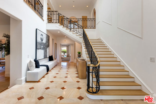 812 N Bedford Drive, Beverly Hills CA: https://media.crmls.org/mediaz/8dc8a7ef-4687-4587-b086-d622280e4675.jpg