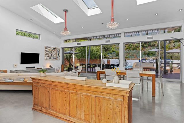 6672 Avenida Andorra, La Jolla CA: https://media.crmls.org/mediaz/8dc93891-e9d3-40c9-9c86-83d776e611ee.jpg