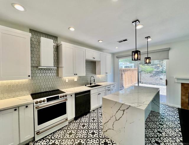 9539 Compass Point Dr S, San Diego CA: https://media.crmls.org/mediaz/8dc9f414-219f-42d7-8917-574ad63246fb.jpg