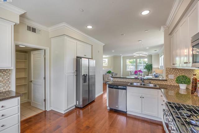 4432 Hyde Cmn, Fremont CA: https://media.crmls.org/mediaz/8dca1789-9775-47a4-bd51-216846a5d06c.jpg