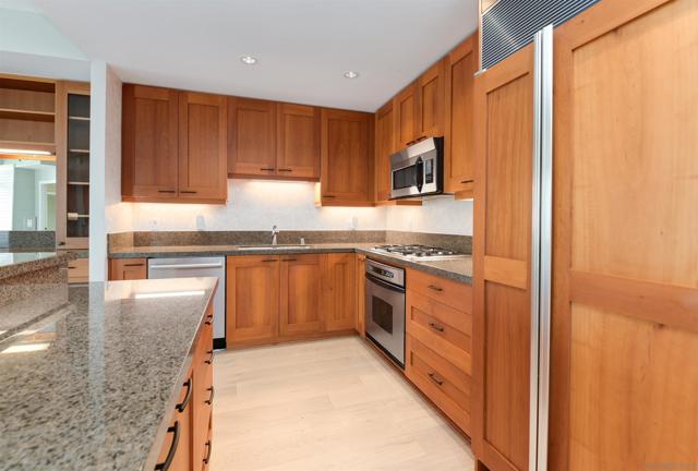 700 W Harbor Dr, San Diego CA: https://media.crmls.org/mediaz/8dca1ab2-34fa-44b3-a5e2-daf0302c0a56.jpg