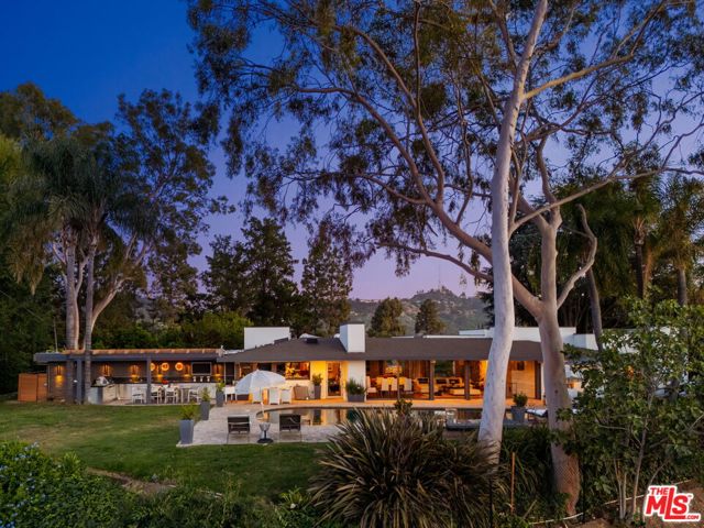 11531 Amanda Drive, Studio City CA: https://media.crmls.org/mediaz/8dca3b24-fb0e-4fe7-9a56-d6fdd2714bb1.jpg