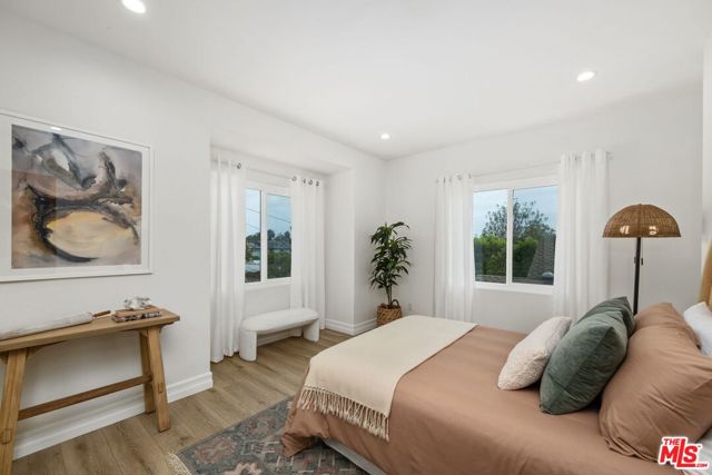 326 N Beachwood Drive, Los Angeles CA: https://media.crmls.org/mediaz/8dcb07eb-5b90-4e49-8682-a58c6d7fe4a5.jpg