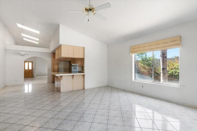 41995 Hemingway Court, Palm Desert CA: https://media.crmls.org/mediaz/8dcbb1a0-fd90-4937-9678-c16a46a7a7c6.jpg