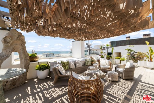 15 Reef Street, Marina del Rey CA: https://media.crmls.org/mediaz/8dccbf62-afab-46d6-aed4-a0ba6b5fd3e5.jpg