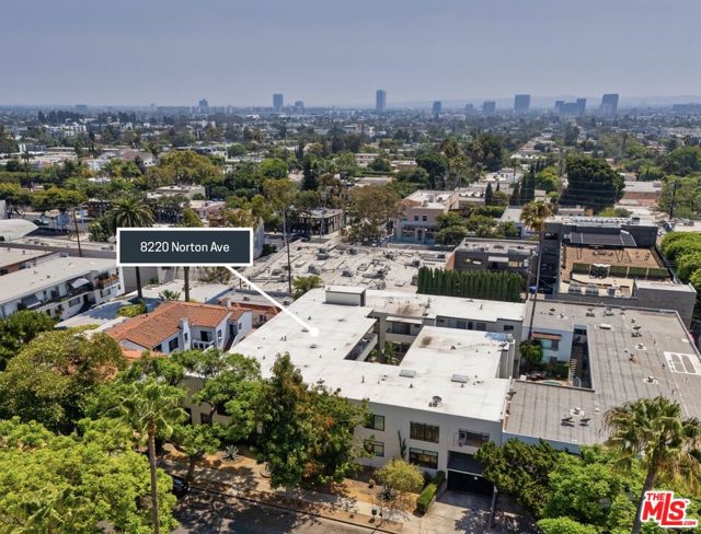 8220 Norton Avenue, West Hollywood CA: https://media.crmls.org/mediaz/8dcd2169-4134-4361-a6a2-30f249b93e31.jpg