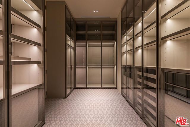 455 N Palm Drive, Beverly Hills CA: https://media.crmls.org/mediaz/8dcd2a74-c9e7-4dfb-ab1d-51c093ee47a2.jpg