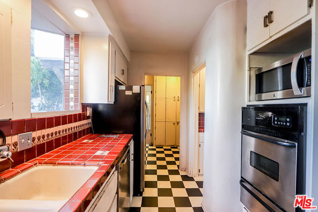 3131 & 3135 Oakcrest Drive, Los Angeles CA: https://media.crmls.org/mediaz/8dcd816e-c70a-4982-8e4c-701cbad590fe.jpg