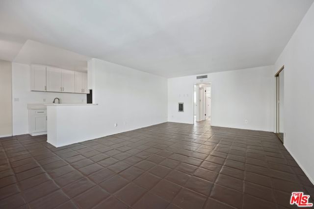 5328 Newcastle Avenue, Encino CA: https://media.crmls.org/mediaz/8dcdaf31-246a-4359-bdd7-2815c82d852b.jpg