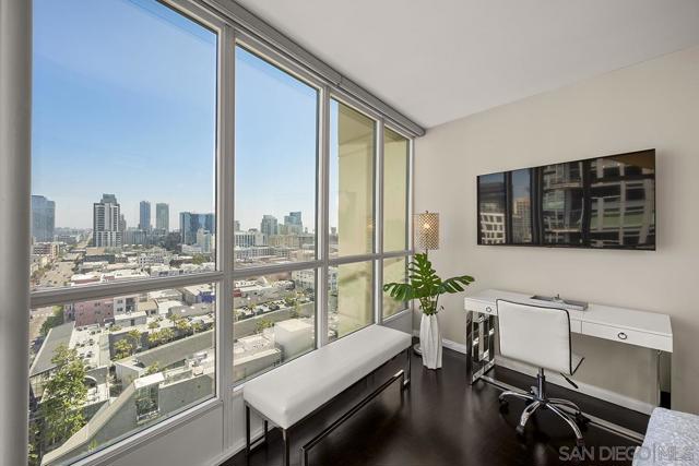 555 Front St, San Diego CA: https://media.crmls.org/mediaz/8dcdb3e8-ec14-4d62-8472-20b19f2a4d34.jpg