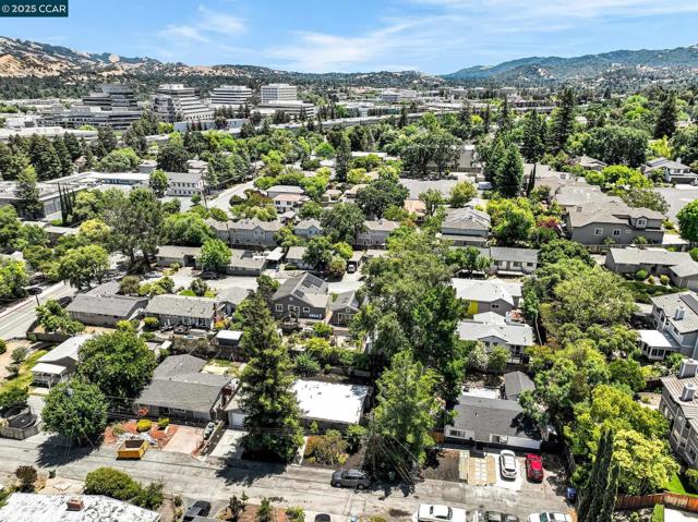 121 School Ln, Walnut Creek CA: https://media.crmls.org/mediaz/8dcdb554-de55-4eee-95c3-6d69456fccab.jpg