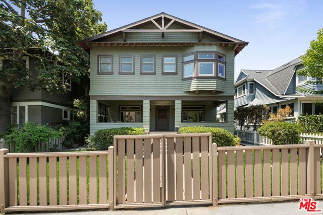 21 Park Avenue, Venice CA: https://media.crmls.org/mediaz/8dcdd7aa-df8f-4fff-8fc6-586b84540b42.jpg