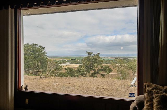 905 W Blanco Road, Salinas CA: https://media.crmls.org/mediaz/8dce63bd-286a-423f-9513-3fa090c1e2ba.jpg