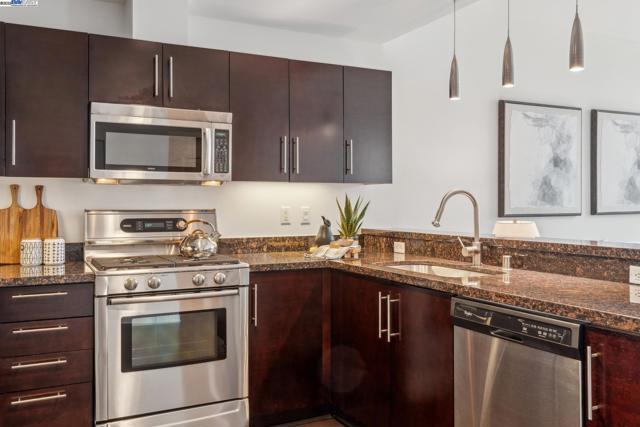 222 Broadway, Oakland CA: https://media.crmls.org/mediaz/8dcea59b-294c-4caa-90a1-69db4209b5f2.jpg