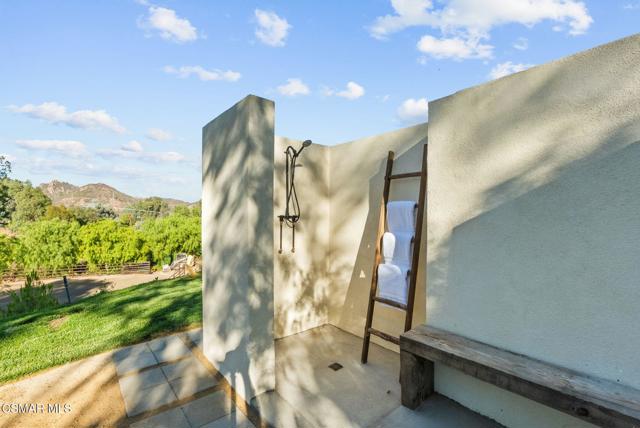 33235 Mulholland Highway, Malibu CA: https://media.crmls.org/mediaz/8dceccfa-56bd-46d0-9b8c-d28c9fa9e9b2.jpg