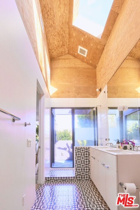 906 Superba Avenue, Venice CA: https://media.crmls.org/mediaz/8dcee0c8-bb41-46a7-80e6-579f59508b60.jpg