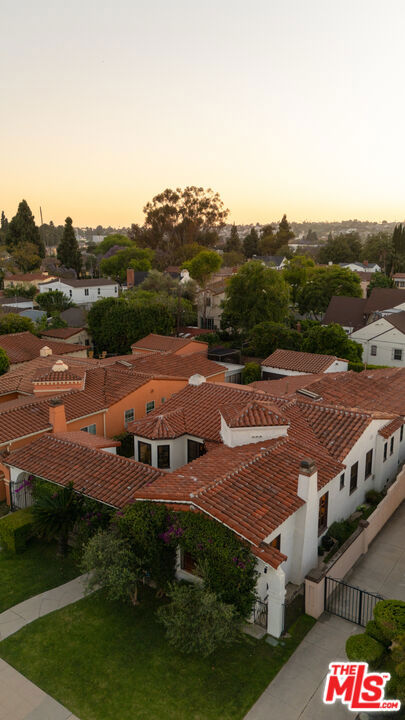 3975 Sutro Avenue, Los Angeles CA: https://media.crmls.org/mediaz/8dcf672d-1ab9-4c81-ab71-18a246942ae6.jpg