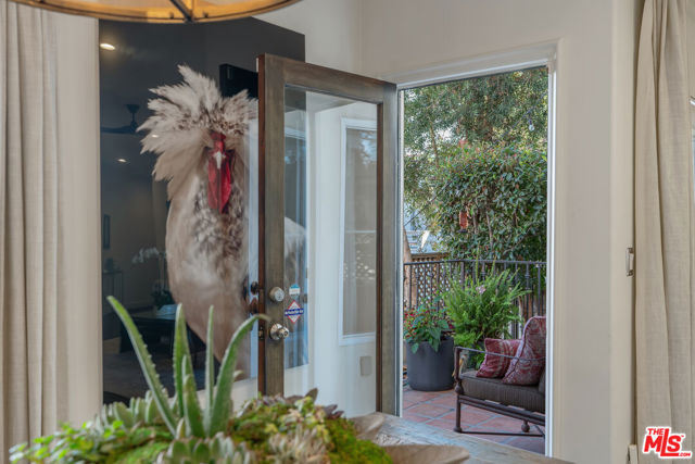 640 N Sweetzer Avenue, Los Angeles CA: https://media.crmls.org/mediaz/8dd01084-606a-45f3-ae96-9f9a84285822.jpg