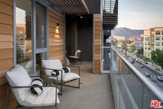 3425 W OLIVE Avenue, Burbank CA: https://media.crmls.org/mediaz/8dd11595-1f70-4ed8-9e8f-a5f819b4b18d.jpg