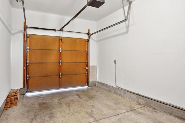 72 Washington Square Drive, Milpitas CA: https://media.crmls.org/mediaz/8dd17e06-78be-4e35-b04d-5fbdc44acb1d.jpg