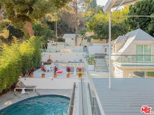 2633 N Commonwealth Avenue, Los Angeles CA: https://media.crmls.org/mediaz/8dd195bf-0060-4488-b9a0-d265d91ce794.jpg