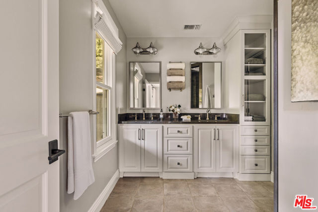 1697 W Potrero Road, Westlake Village CA: https://media.crmls.org/mediaz/8dd283f6-5e3a-4623-85cc-b682a6b520e1.jpg