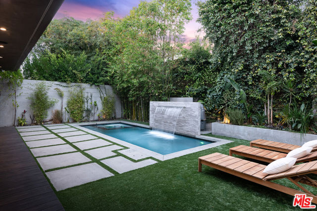 428 N La Jolla Avenue, Los Angeles CA: https://media.crmls.org/mediaz/8dd38fdd-c258-44a8-a3be-b1a4e4dc2ae0.jpg