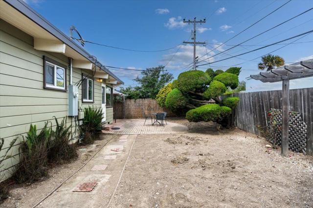 2037 Harding Avenue, San Mateo CA: https://media.crmls.org/mediaz/8dd60d3a-56cb-436b-8d45-04c5c0c1e35c.jpg
