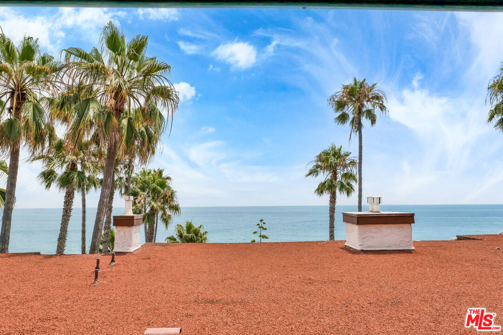 https://media.crmls.org/mediaz/8dd6bee3-b062-4ab5-b4b3-70e2a53a0afa.jpg?preset=X-Large
