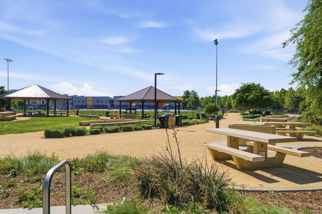 https://media.crmls.org/mediaz/8dd6c4e8-837b-40e8-bdc8-2b1ad423394b.jpg?preset=X-Large