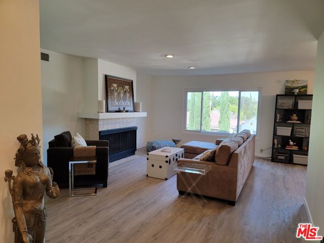 10707 Camarillo Street, 309 photo 6