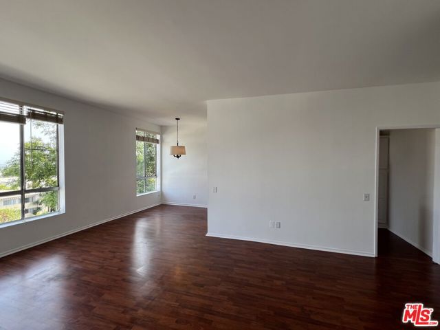 622 S Barrington Avenue, Los Angeles CA: https://media.crmls.org/mediaz/8dd7db89-53b4-4daf-add6-8ae4ef1a04c3.jpg