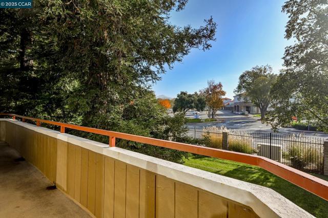 5095 Valley Crest Dr, Concord CA: https://media.crmls.org/mediaz/8dd8a742-8106-4963-a795-c37298051eec.jpg