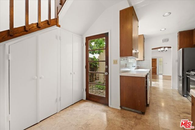 1018 Wellesley Avenue, Los Angeles CA: https://media.crmls.org/mediaz/8dd8b5c8-ad82-462d-acaf-646ff492318c.jpg