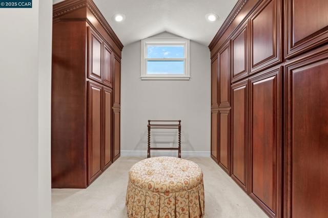 32 Kensington Ct, Alamo CA: https://media.crmls.org/mediaz/8dd9a269-83e9-46cb-8e3a-bf9500466043.jpg