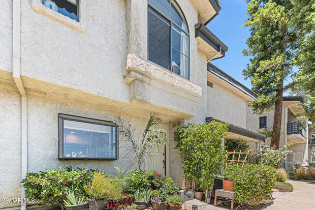 5720 Skyview Way, Agoura Hills CA: https://media.crmls.org/mediaz/8dd9dee2-a84b-4935-8cff-6de092f1e1c8.jpg
