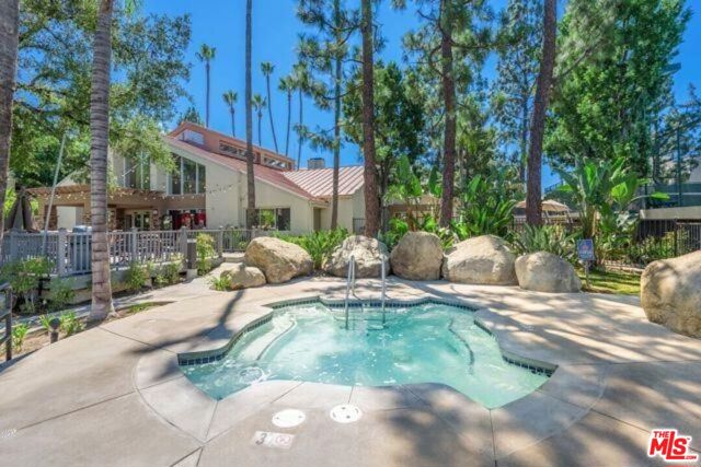 5530 Owensmouth Avenue, Woodland Hills CA: https://media.crmls.org/mediaz/8dd9dfdd-184f-4ed3-ae6a-14f49a8e70ac.jpg