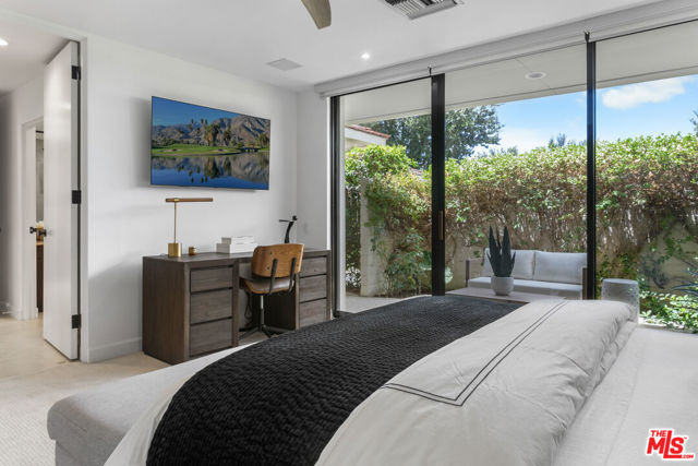 6 Exeter Court, Rancho Mirage CA: https://media.crmls.org/mediaz/8dda38fc-c155-4809-a6f9-90f889ddaab8.jpg
