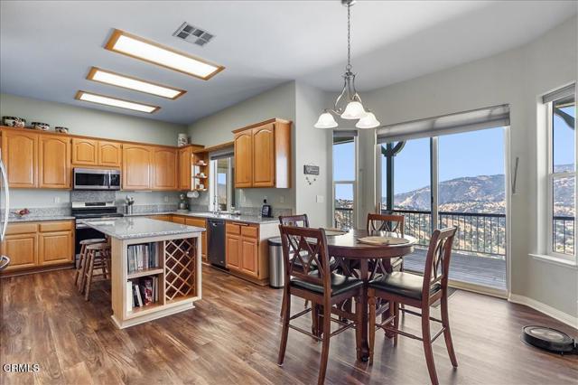 30730 Fox Ridge Court, Tehachapi CA: https://media.crmls.org/mediaz/8dda4961-6103-4a57-8942-f446c6149893.jpg