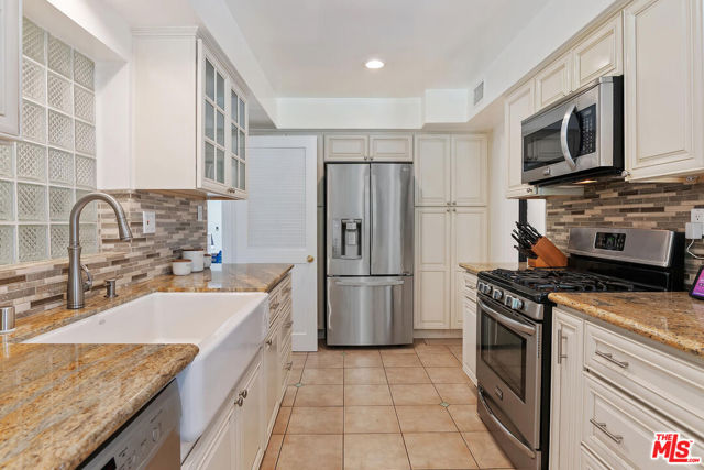 13155 Hartsook Street, Sherman Oaks CA: https://media.crmls.org/mediaz/8dda7aab-b025-42d3-b5ad-c6a5032bec47.jpg