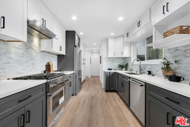 418 N Bowling Green Way, Los Angeles CA: https://media.crmls.org/mediaz/8ddb9b03-7435-40df-b2e5-8756cf26dd65.jpg